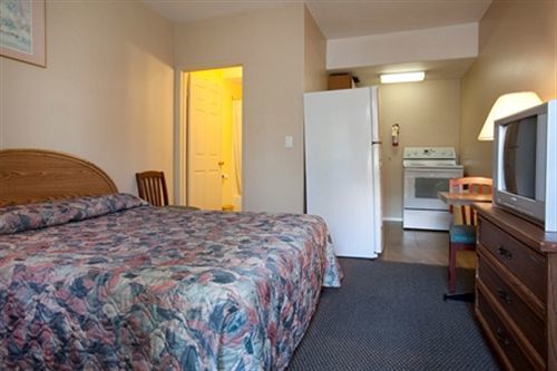 Polson Park Motel Vernon Extérieur photo