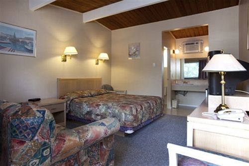 Polson Park Motel Vernon Extérieur photo